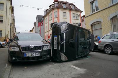 Pkw kippt um und beschaedigt 3 weitere Fahrzeuge in Stuttgart-Zuffenhausen 